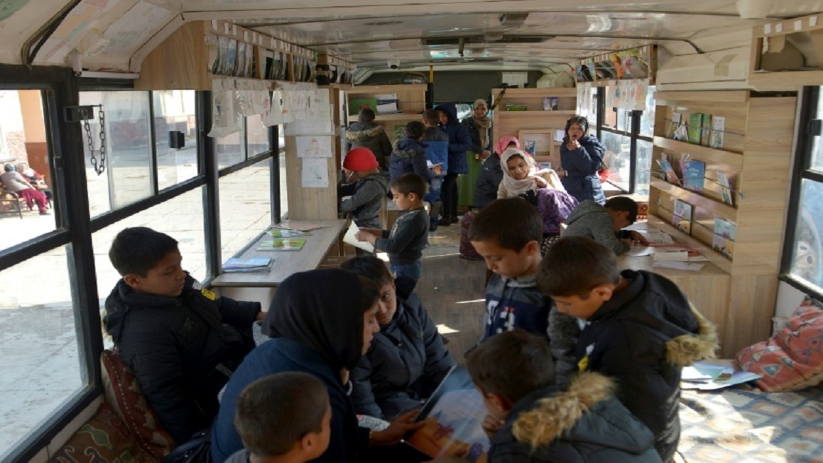 SFMGermany's tweet photo. Ein mobiler Bibliotheksbus tuckerte zu einem Kabuler Waisenhaus und öffnete zum ersten Mal seit der Rückkehr der Taliban an die Macht in Afghanistan seine Türen und entlockte den Kindern ein strahlendes Lächeln.  #ahmad #aktuellenachrichten #barakati

https://t.co/kp7iDCLH2X https://t.co/1uNDjOirxn