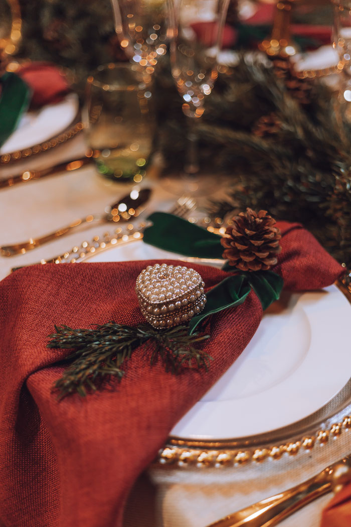 BrideMag's tweet photo. Christmas is just days away; take a look at this styled shoot at @AlphetonBarns in #Suffolk to make you feel festive and consider a Christmas-themed wedding: https://t.co/feSAixoj4O https://t.co/I1A7CboLeb