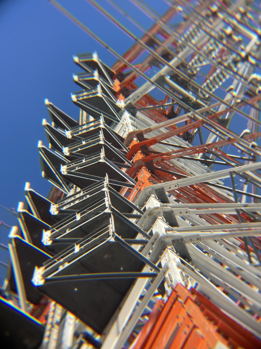 LinK_Structure's tweet photo. iphone12promax + 外付け望遠レンズ
で上の方撮ってみました

#鉄塔　#望遠レンズ
#structure #photography 
#スマホ写真 #iPhoneカメラ部
#キリトリセカイ
#iPhone越しの私の世界
#写真で伝える私の世界 
#写真好きな人と繋がりたい
#鉄塔好きな人と繋がりたい https://t.co/2YzKcQ3QuZ