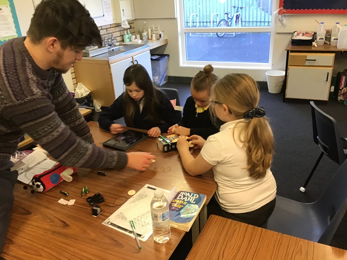 MrsChalmers3's tweet photo. P6/5 showed great teamwork to make their own electric cars! @STEMglasgow @BarmullochP https://t.co/XmUJHjTQU6