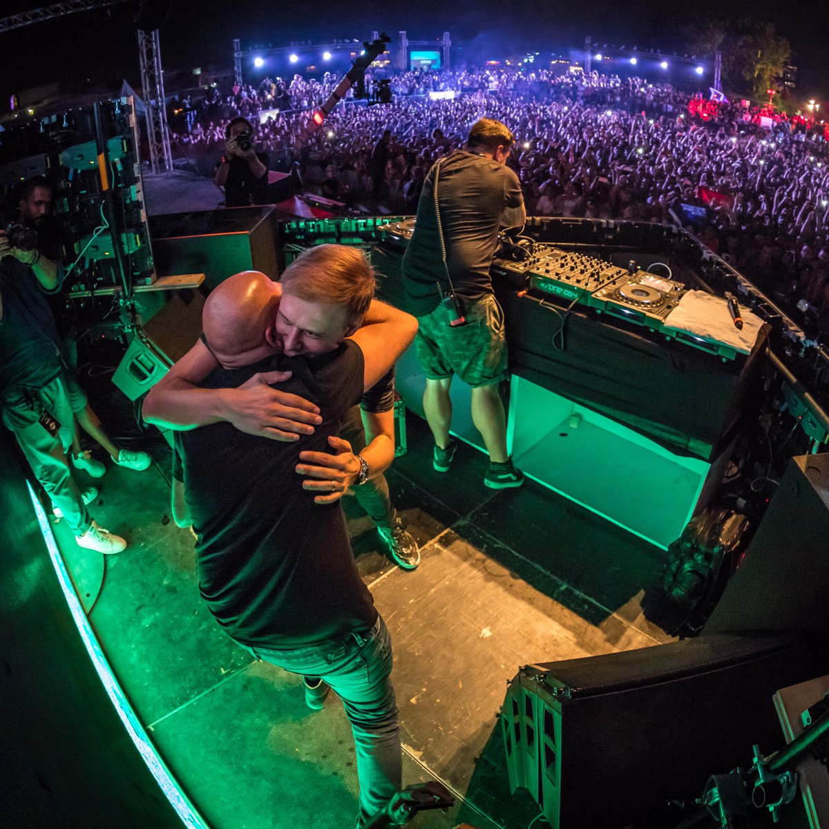 Aly & Fila tweet media