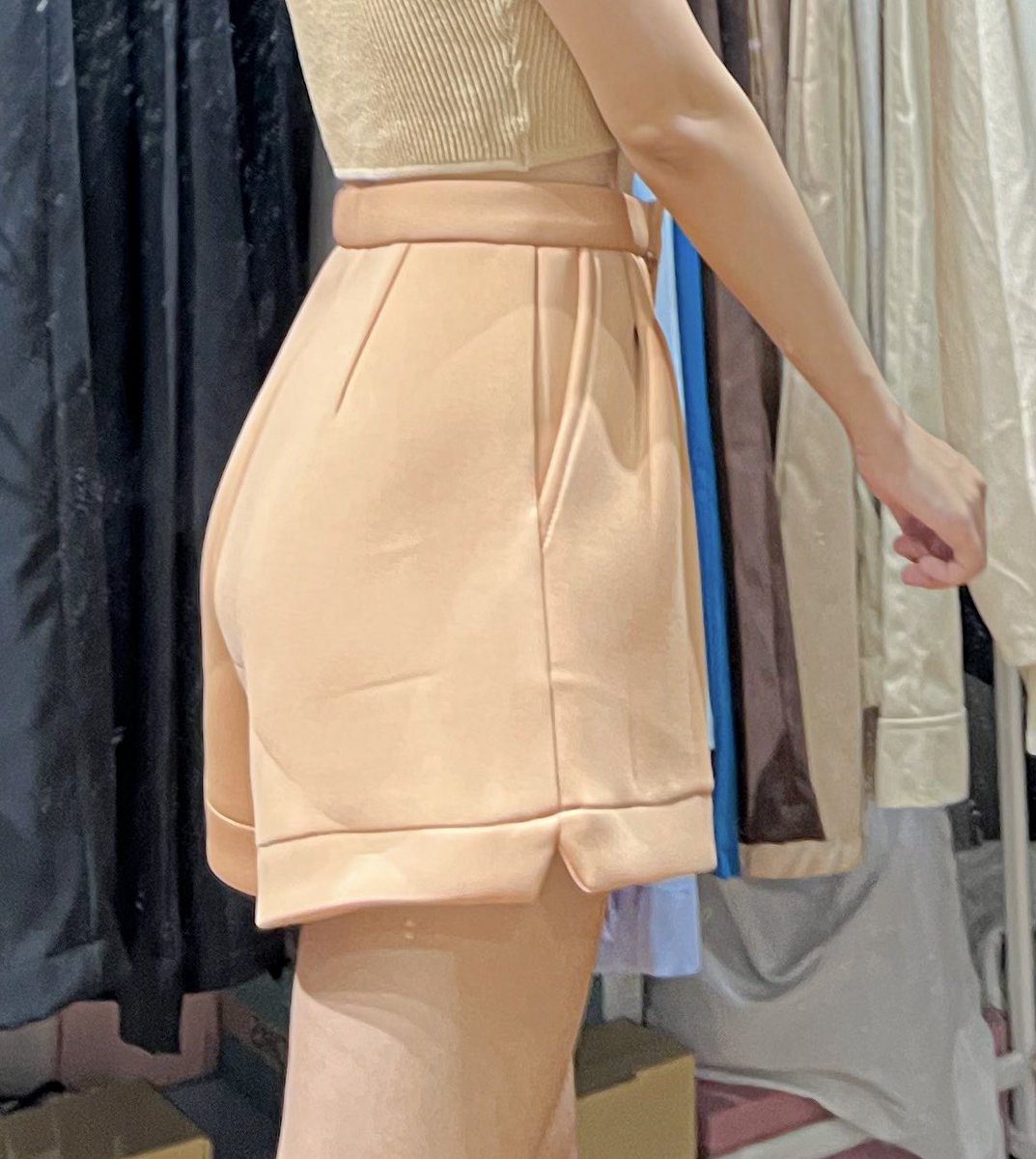 สั่งกางเกงตัวนี้มาตัวที่ 3 แล้วแต่แค่คนละสีชอบแค่ไหนถามใจดู😂 เพราะทรงเขาสวยจริงๆนะใส่แล้วเอวดูเล็ก สะโพกผาย เพราะช่วงเอวเขาเล็กๆและช่วงขาจะพองๆบานๆ ผ้าดี ทรงตั้งสวย ไม่ย้วย ใส่แล้วเนี๊ยบเลยอ่ะ