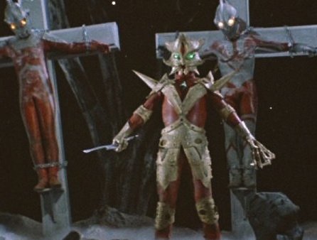 Andromega 異次元超人 エースキラー 赤い身体に金色の鎧状プロテクターという異次元超人 異次元のウルトラマンとも言うべき意匠が素晴らしいと思います デザインは鈴木儀雄さん ゴルゴダ星の 十字架にウルトラ４兄弟を磔にし 彼等の技で末弟