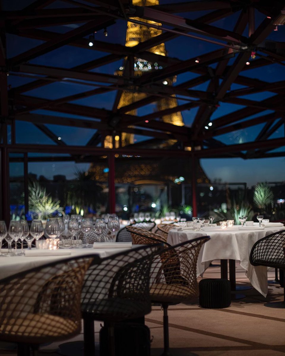 Il Restaurant Les Ombres offre una delle viste più incantevoli di Parigi 😯 Trae il nome dalla vicina Tour Eiffel, che durante il giorno proietta la sua ombra sulle tavole mentre la sera illumina il ristorante con le sue luci scintillanti ✨

📷 lesombres.quaibranly
