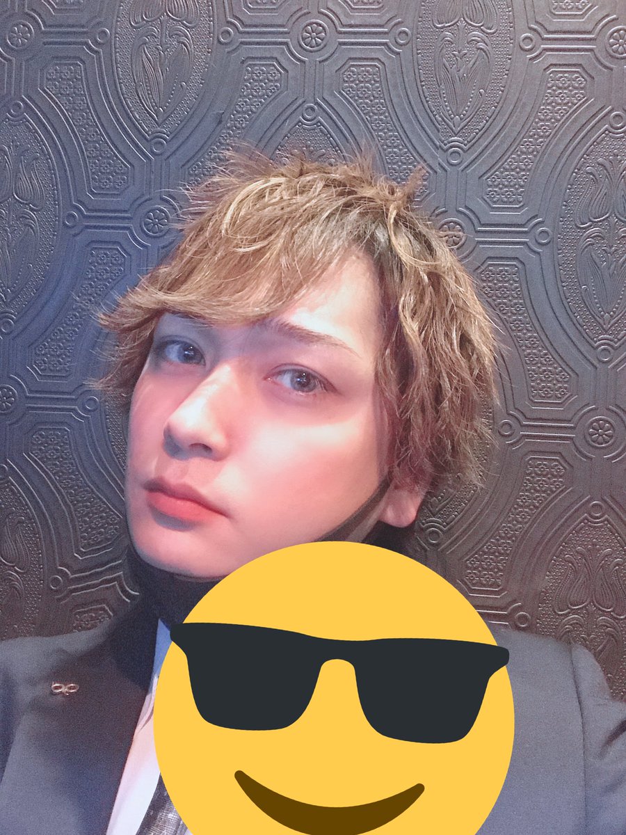 naoki_abgd's tweet image. プレイヤーのようなヘアメイクでとオーダーしてこんな感じになりました🍀

こちらが三十路の内勤業務をやらさせてもらってる男ですw

今日の抱き枕は一升瓶かな？🤔

#ABgd #gd #ALPHABET