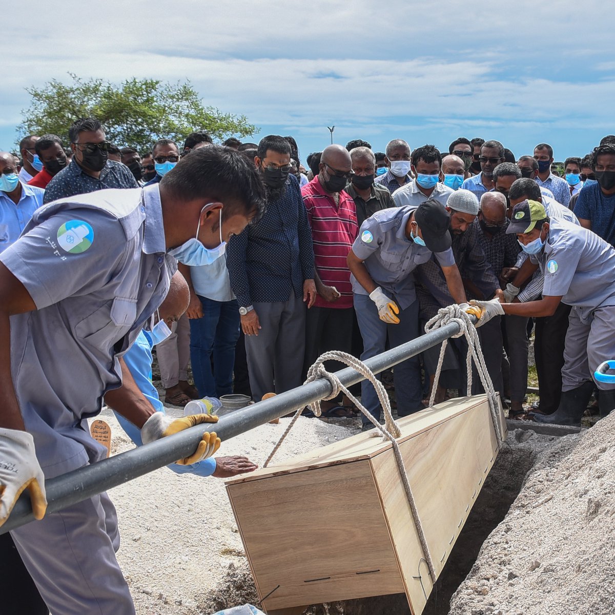 oneonlinemv's tweet photo. #OnePhoto: Raees Solih aai Raees Nasheed, Rayyithunge majlisge komandoo dhaairaage member Hussain Waheed ge janaazaagai — 📷 Yoosuf Sofwan https://t.co/1ZUc9tieK8