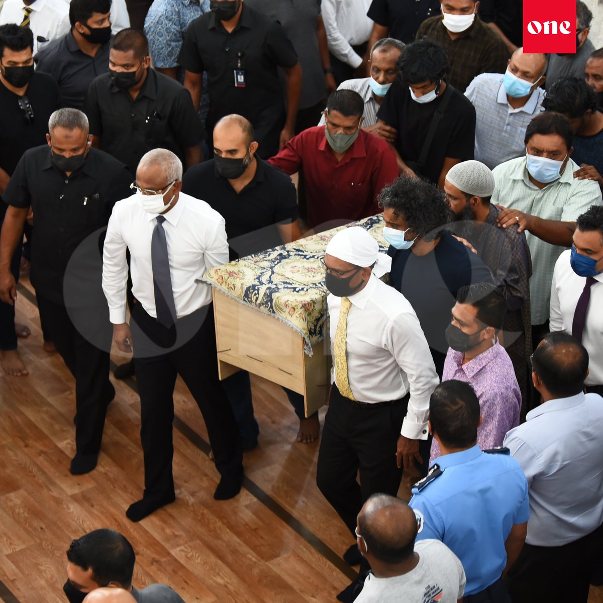 oneonlinemv's tweet photo. #OnePhoto: Raees Solih aai Raees Nasheed, Rayyithunge majlisge komandoo dhaairaage member Hussain Waheed ge janaazaagai — 📷 Yoosuf Sofwan https://t.co/1ZUc9tieK8