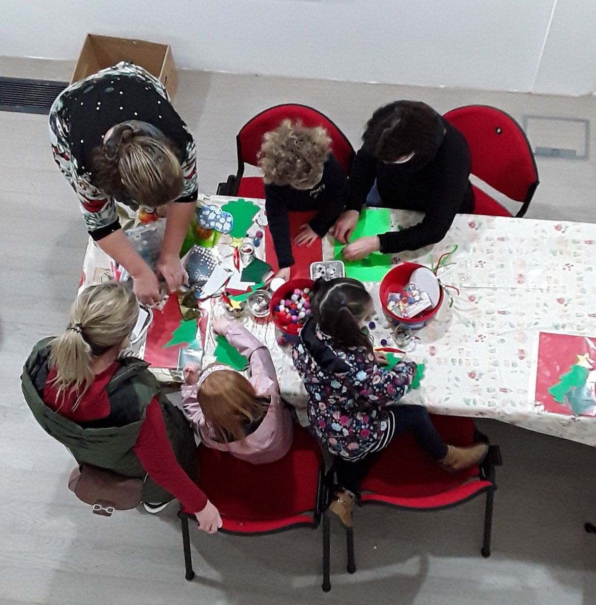 clarelibrary's tweet image. On Monday evening we had a lovely storytime and Christmas craft session here in #kilkeelibrary to celebrate #FamilyTimeAtYourLibrary. The children made Christmas tree decorations for home and listened to some Christmas stories. Our thanks to their parents for their help!