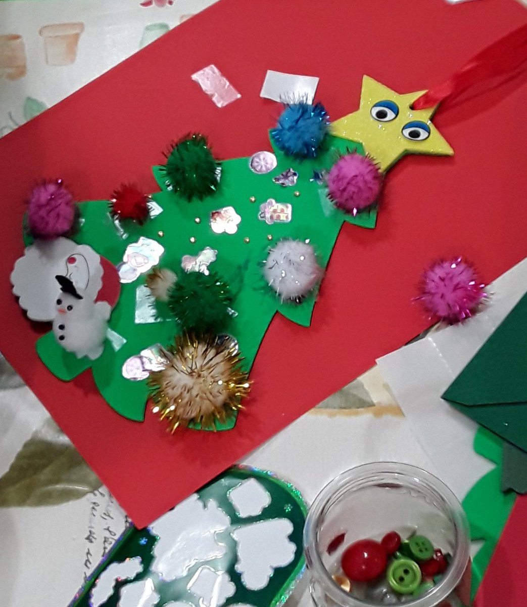 clarelibrary's tweet image. On Monday evening we had a lovely storytime and Christmas craft session here in #kilkeelibrary to celebrate #FamilyTimeAtYourLibrary. The children made Christmas tree decorations for home and listened to some Christmas stories. Our thanks to their parents for their help!