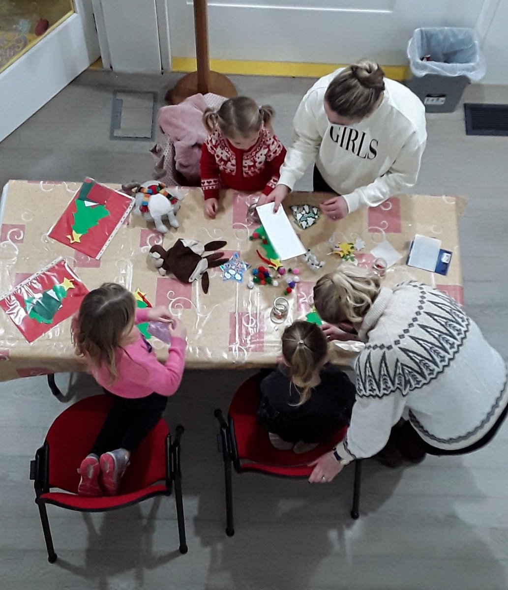 clarelibrary's tweet image. On Monday evening we had a lovely storytime and Christmas craft session here in #kilkeelibrary to celebrate #FamilyTimeAtYourLibrary. The children made Christmas tree decorations for home and listened to some Christmas stories. Our thanks to their parents for their help!