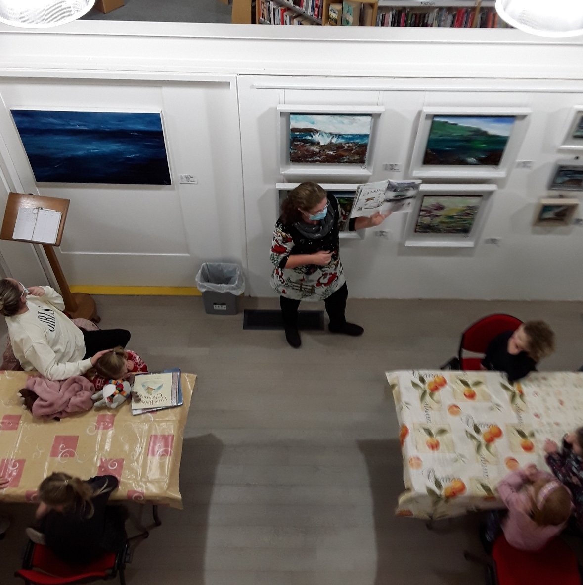 clarelibrary's tweet image. On Monday evening we had a lovely storytime and Christmas craft session here in #kilkeelibrary to celebrate #FamilyTimeAtYourLibrary. The children made Christmas tree decorations for home and listened to some Christmas stories. Our thanks to their parents for their help!