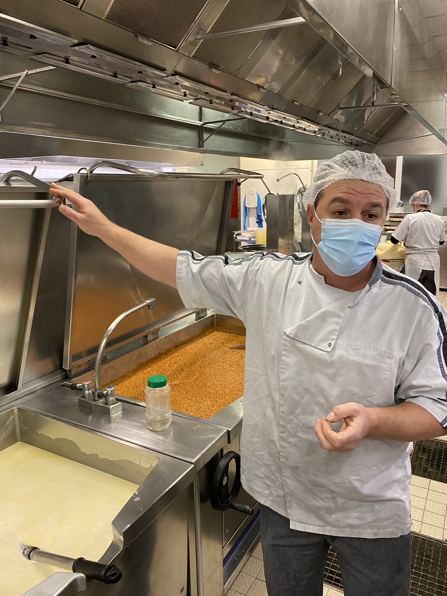 JpLeScornet's tweet photo. Aux aurores avec l’équipe de la Cuisine Centrale @Mayenne_Ville Avec rigueur et méthode, elle concocte plus de 1000 repas/j, en liaison froide et chaude et livre  écoles, résidence autonomie, repas à domicile. 54% des produits sont issus agriculture bio ou filières de qualité 👍 https://t.co/QS1u1mNsY9