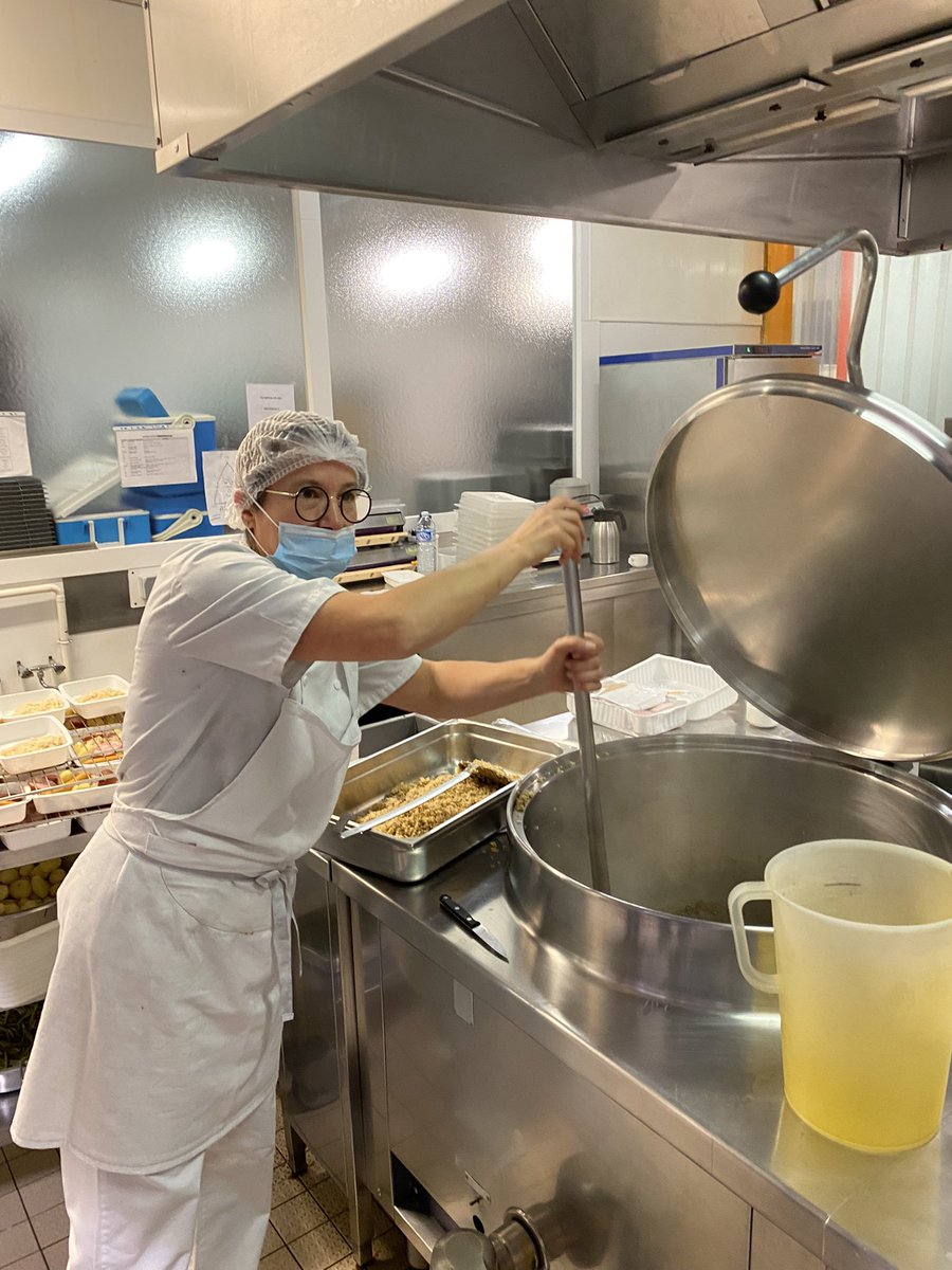 JpLeScornet's tweet photo. Aux aurores avec l’équipe de la Cuisine Centrale @Mayenne_Ville Avec rigueur et méthode, elle concocte plus de 1000 repas/j, en liaison froide et chaude et livre  écoles, résidence autonomie, repas à domicile. 54% des produits sont issus agriculture bio ou filières de qualité 👍 https://t.co/QS1u1mNsY9