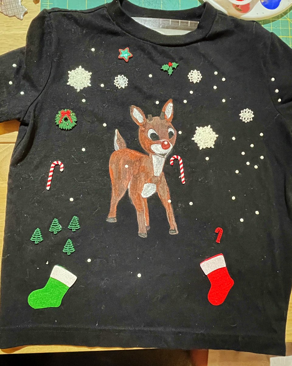 _apainfullife's tweet photo. My daughter doesn’t like the term “ugly”, so it’s fun Christmas sweater day. Also we didn’t have a sweater 😂 but we had a blank t-shirt waiting to be decorated.
#Rudolph #bishopmackinders #lifeat5 https://t.co/6I6Rog2Kq6
