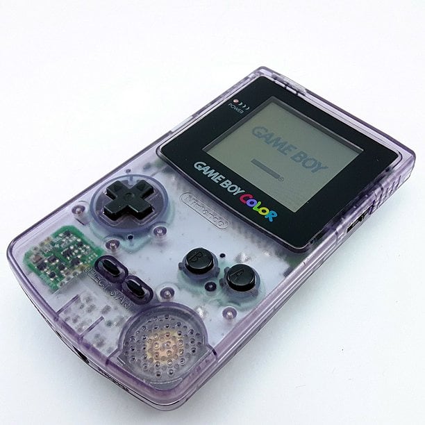 PlayHard2021's tweet photo. Hola gamers! Quins records al veure aquesta Game Boy. Quants de vosaltres us divertíeu amb ella? 
#gameboy #infancia #gaming #game #nintendo #nintendogames https://t.co/Qxyyh7IVFM