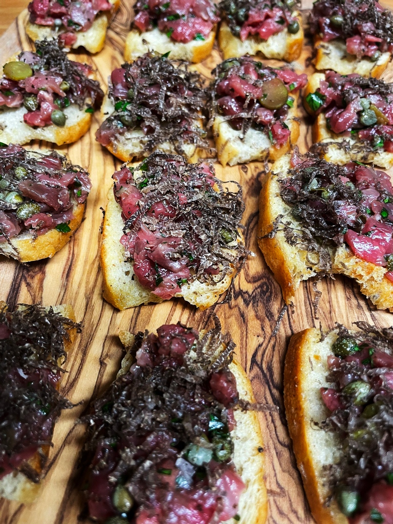 One of our new Canapés: 

🖤 Beef tartar &amp; truffle 🖤

Yay or Nay? 

.

#beeftartar #canapes #partyfood #truffle