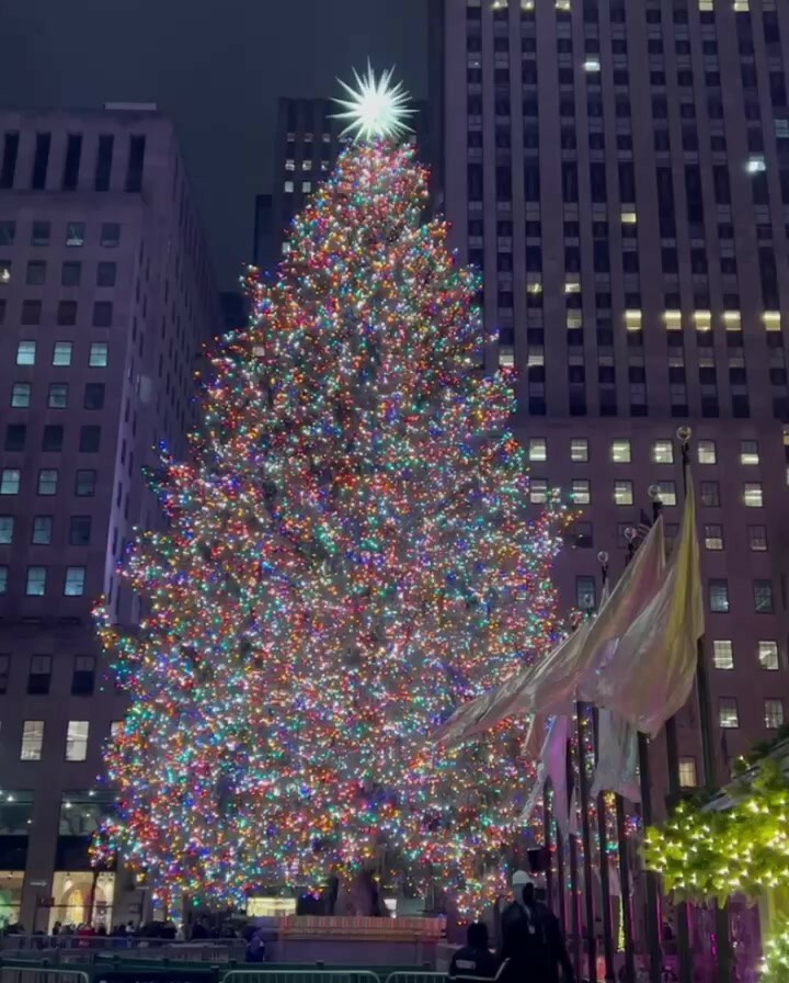 libbylangdon's tweet image. You know it’s Christmas time in midtown when the @rockefellercenter tree is lit! When they first began the tradition back in 1931, it was “only” 20ft tall. This year’s tree is 79ft tall, it’s 46ft wide and weighs 16 tons! And, it’s decorated with 50,000 … instagr.am/p/CXdgr70Lg62/
