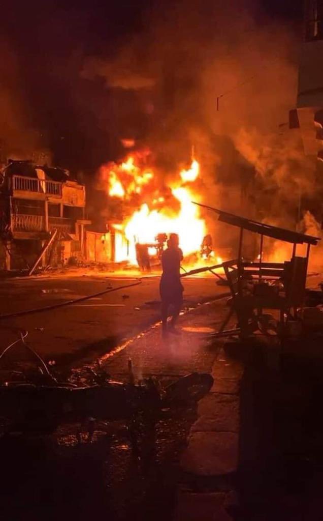 Frantzduval's tweet photo. 🆘 🆘 🆘 Besoin urgent de renfort dans les hôpitaux du Cap-Haïtien et des environs après la terrible explosion suivie d’incendie d’un camion citerne qui transportait de la gazoline. Médicaments, médecins et autres sont nécessaires en urgence pour sauver blessés et brûlés. https://t.co/0PYTTiYe5y