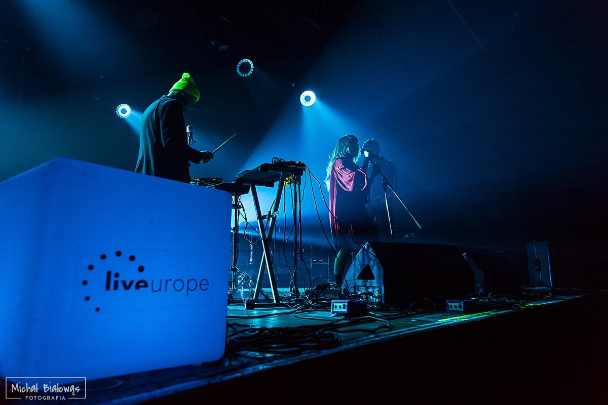 vapa_music's tweet photo. Grand plaisir d'accompagner le projet #DORRR au synthé sur scène.
Merci à toute la team @Liveurope @klubstodola #RATKRU #MaciejMadejski
Dernier concert de la tournée ce soir à #Poznan ❤
21h : DORRR 🎹
22h30 : VAPA ✨
📸 #MichałBiałowąs https://t.co/HhLqliqYol