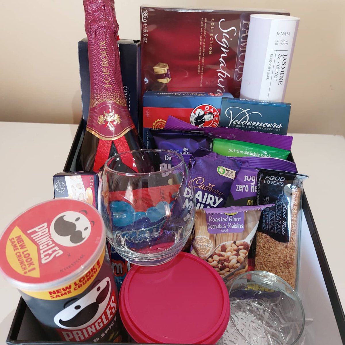 Miri_Nyakudzuka's tweet photo. 'Ti's the season for Christmas Hampers, but not just any hamper, deluxe hampers🤩 Get in touch with us for all your general or corporate hampers. +263775088835
#christmaspresents #hampers #giftideas #giftsofinstagram #giftideas #giftconcierge #nofilter https://t.co/YrAyCrovYg