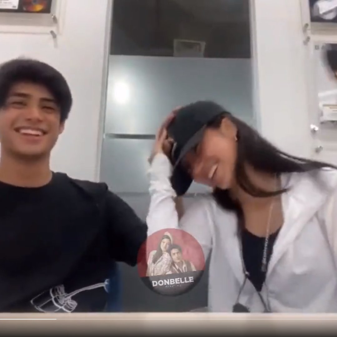 chandriadb's tweet photo. notice how belle hold donny's hand na nasa may ulo niya, and how belle hold donny's hand too nong tinulak siya hshs sana all. 

#DonBelle https://t.co/5ZxzgiYqzl