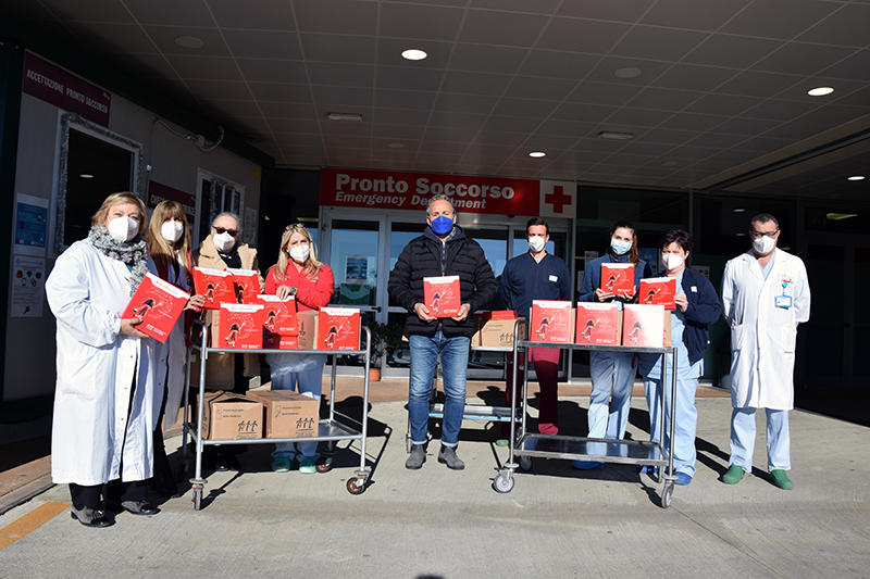 AouSenese's tweet photo. @AilSien consegna oltre 120 #stelle di #Natale di #cioccolato ai professionisti dell’#AouSenese 

✍️ https://t.co/w4WbhejFzq https://t.co/mzy22ak3rT