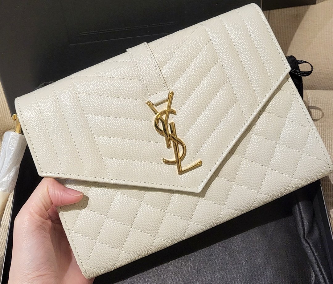 lemonmelonja's tweet photo. ได้ฤกษ์ถอยน้อง Ysl Monogram Clutch สักที ตอนแรกจะแค่ไปลองก่อนดูก่อน แต่พอลองเท่านั้นแหละ บอก SA  เอาสีขาวค่ะ!! ของจริงน้องสวยเตะตามาก เป็นขาวนวลๆ ละมุนสุดๆ เราเอามาใส่สายโซ่เอง น้องเหมือน WOC ในราคาครึ่งนึงเลย แถมใส่ของได้จุกว่าที่คิดมาก เยิ๊ฟเลย #ของมันต้องมี https://t.co/5ChbTTu0dO