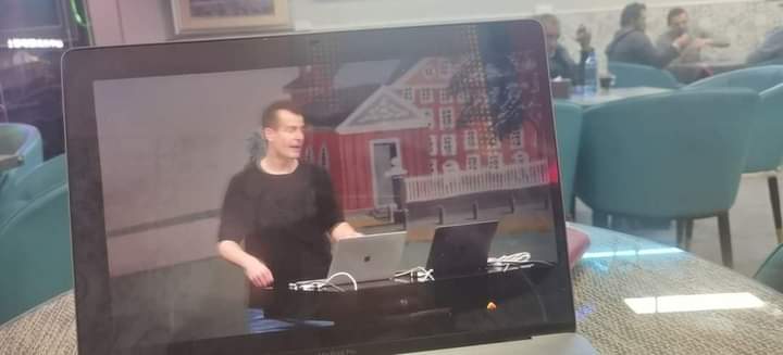 نصيحة لكل مبتدي في عالم البرمجة 
الاساسيات هي ٩٠℅ من نجاحك في المجال ده. 
انك تفهم العلماء عملوا ازا...