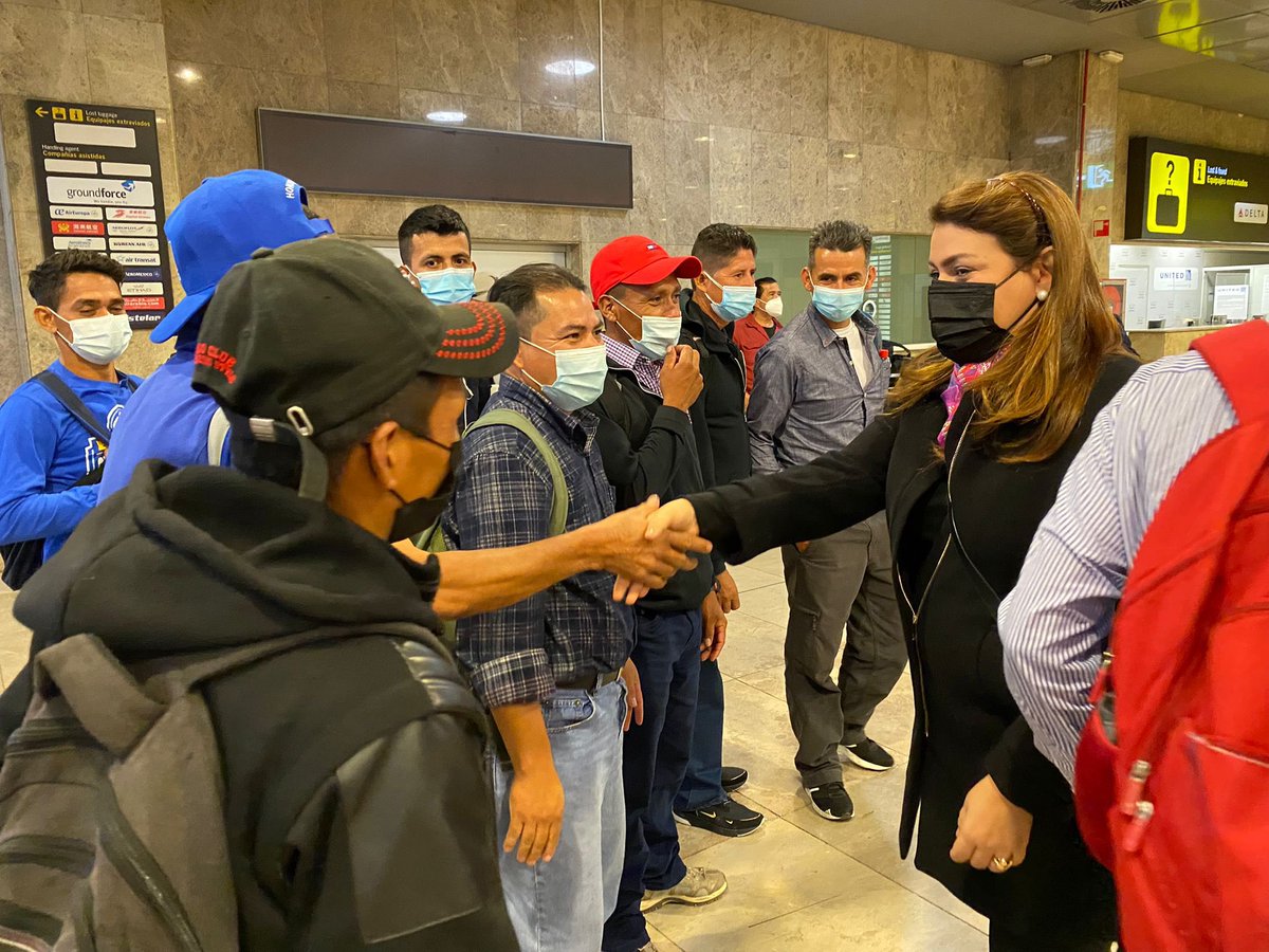 hondurasnespana's tweet photo. La Embajadora María Dolores Agüero Lara recibió al primer grupo de los 250 hondureños que trabajarán en 🇪🇸 en el marco del proyecto piloto de trabajadores temporales, quienes laborarán durante 6 meses en el área agrícola en la provincia de Huelva, 🇪🇸. @schnmadrid @CancilleriaHN https://t.co/kfMUWT8UOr