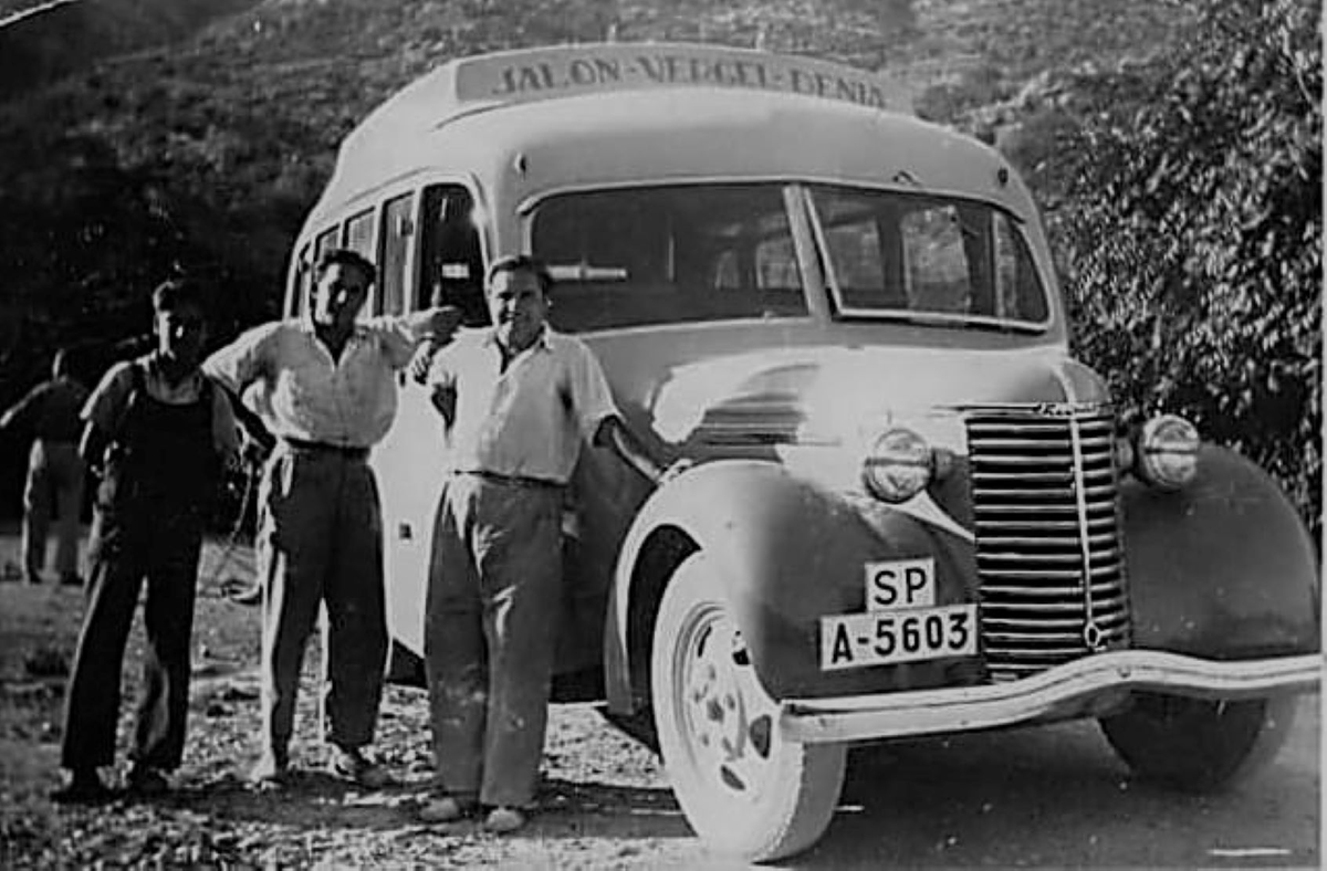 XaviBarbeta's tweet photo. A la Marina Alta, als anys 40/50. El Chevrolet que feia la línia Xaló, Alcalalí, Parcent, Benigembla, Murla, Orba, Tormos, Sagra, Ràfol d'Almúnia, Benimeli, Sanet i Negrals, Beniarbeig, El Verger, Ondara i Dénia.
📷 Foto propietat d'Autocares Carrió https://t.co/ewUeMjoy2v