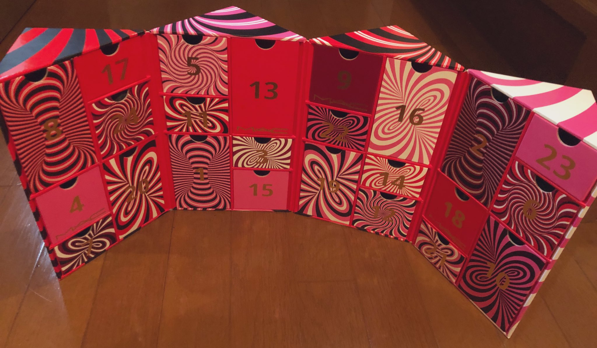 MAC アドベントカレンダー MAC Bursting with Surprises Advent Calendar (Worth over