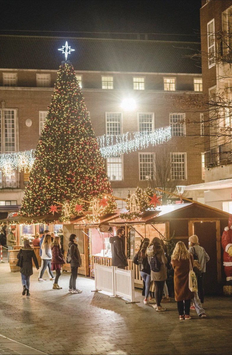 🎄🌟 Festive Frolics week – Part 5: Christmas Markets 🥨🍻
High Street shoppers rejoice as Princesshay announces the return of its’ Christmas bar with private snow domes, giant Christmas tree, Bratwurst BBQ and wooden chalets for Christmas 2021 #exeter #princesshay