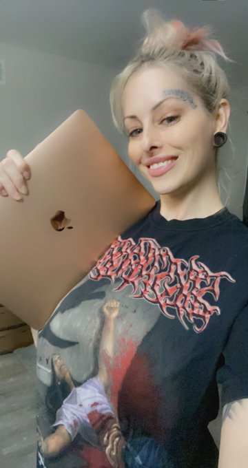 Too excited over my new MacBook https://t.co/icgPcKztS0