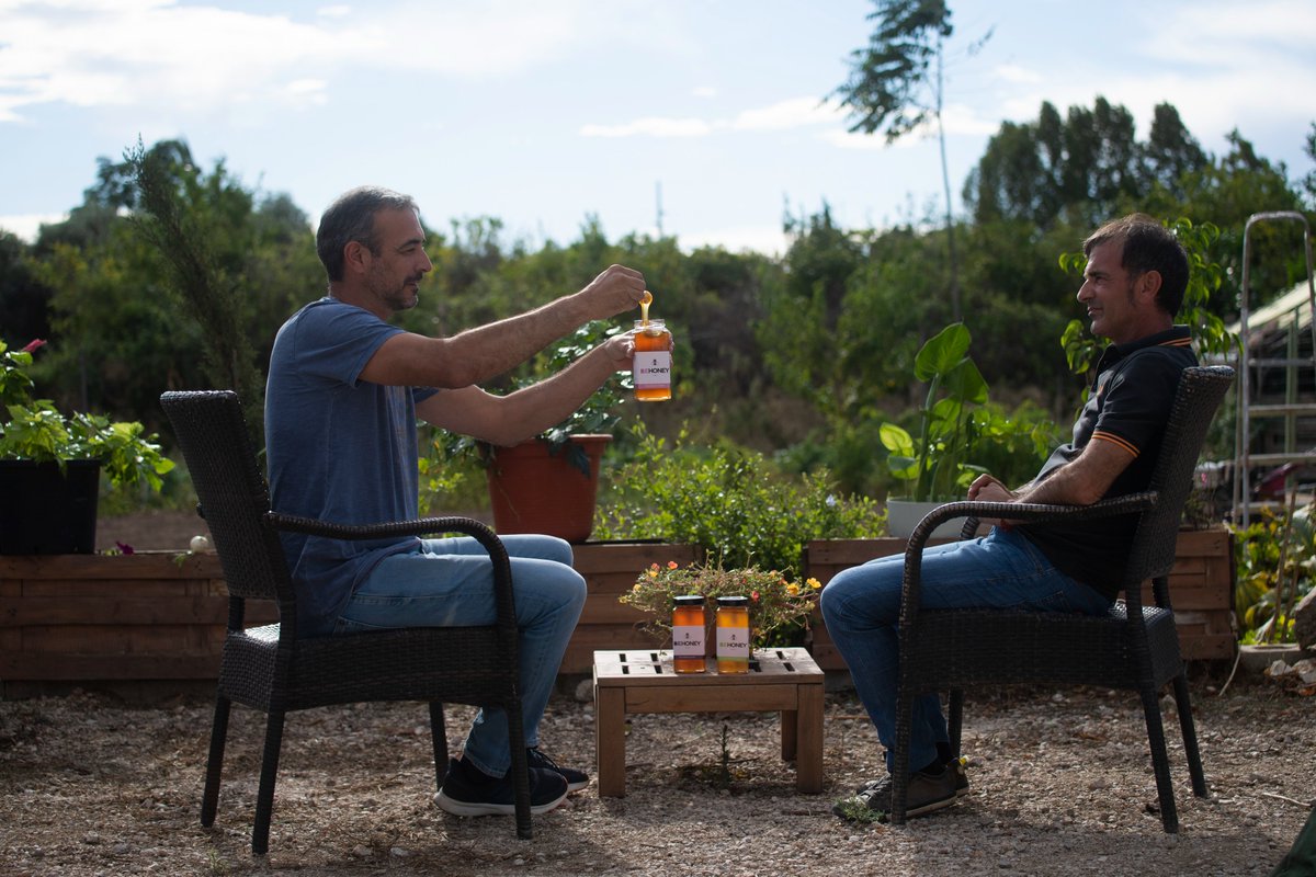BEHONEY_ES's tweet photo. Lo único que le pedimos al 2022 es poder seguir disfrutando de instantes como este 💛 Y poder seguir ofreciéndoos los mejores momentos en forma de miel. ¡Feliz 2022 familia #BeHoney! ✨ https://t.co/AUFCIQjXJd
