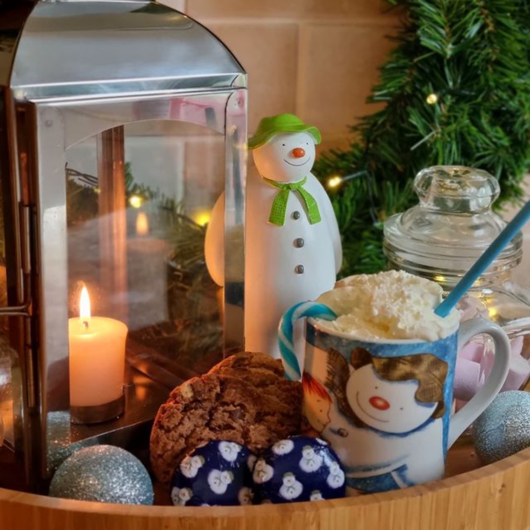Ah…a cup of hot chocolate and some delicious Fox’s The Snowman biscuits, what could be better? Try some for yourself and get into the festive spirit! ⛄☕ 📷 thesnowmanoriginal1978 (IG)
