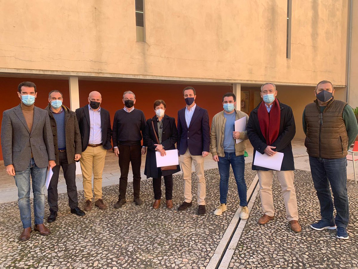 PPdeMallorca's tweet photo. 🔵Una representació de batles i batlesses de @MallorcaPP ha participat a la darrera Assamblea de l'any on s'han tractat les inversions municipals per el 2022, un any clau per a la recuperació econòmica! 💪 https://t.co/T8i8CCTAXt