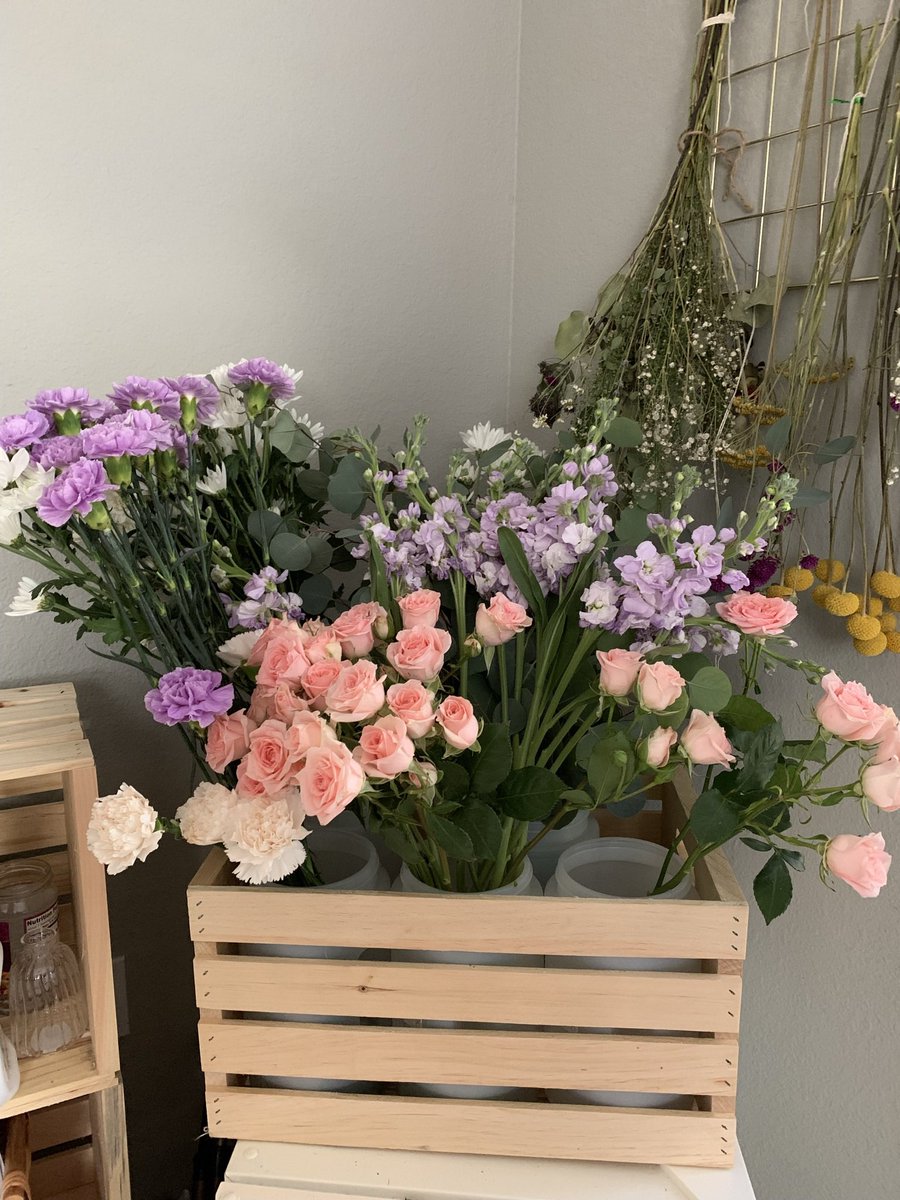 Flower studio vibe 💜💕 | #dallasflorist #dallasflowers #Flowers #flowerpost #florist #deepellum ledossiserfleur.com