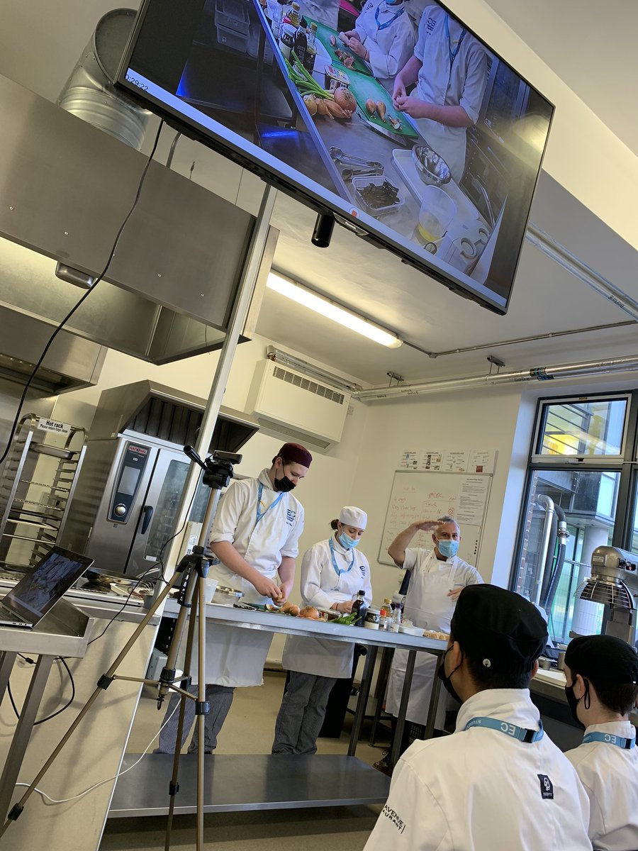 EastavenueRest's tweet photo. What a fantastic morning with @gregemmerson_ @MasterChefUK talking through menu planning , Japanese cusine and pickling.@Eastleigh_Col @Craft_Guild @Passion2Inspire @mskingredients #msktraining #BeBetter https://t.co/OKgAFuvLQC