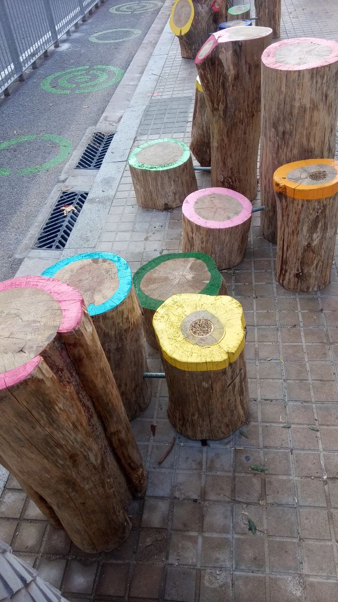 Heu vist aquests nous elements que han aparegut davant de l'<a href="/EEntenca/">Escola Entença</a>? 

👧🤸 Es tracta d'un nou prototip de mobiliari efímer que convida al joc de l'alumnat, resultat del projecte #Furnish. #ProtegimlesEscoles