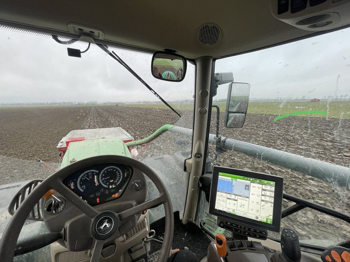 Vandaag de laatste bieten voor <a href="/CosunBeetCo/">Cosun Beet Company</a> gerooid door <a href="/BramDieleman/">Bram Dieleman</a>, nieuw bietenzaad besteld en direct de laatste tarwe aan het zaaien. Oogstseizoen 2021 komt vanmiddag ten einde.