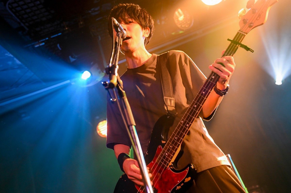 aoimoment's tweet photo. [ 2021.12.14 at shinsaibashi ]

“ 夜明けが待っている ”

スイングバイ
新曲
風が攫っていくように
最後の晩餐
take loop
Gazer
太陽の光ってどこまで届くと思う？

年内ラストでした。

2021年、
AOI MOMENTを応援いただき、
ありがとうございました

来年もよろしくお願いします𖤣𖥧

photo @hub05 https://t.co/L1H0yhBrRF