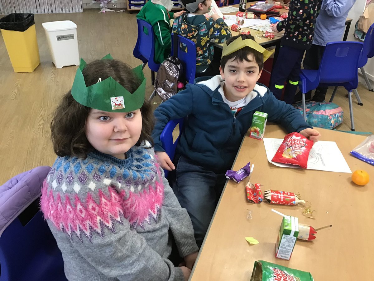 LorneSchool's tweet photo. #LorneP5 had a great time celebrating their class Christmas party and silent disco #groovymoves #LorneChristmas https://t.co/h2rwsVtr6N