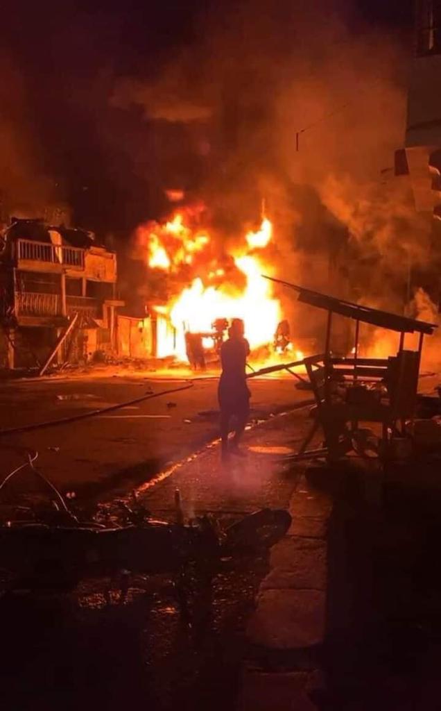 Frantzduval's tweet photo. Plus de 50 morts, des dizaines de brûlés et de blessés répartis dans les hôpitaux du Cap-Haïtien et des environs, plus d'une vingtaine de maisons incendiées, tel est le bilan partiel après l'explosif d'un camion citerne dans le nord d'Haïti dans la nuit du 14 décembre 2021 https://t.co/SWNqlsX4ek