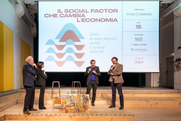 Editormanque's tweet photo. Una foto "pensosa" con @stearduini presa all'evento di ieri di @VITAnonprofit dedicato all'#impresasociale. A proposito: l'impressione è che il #SocialFactor sia poco innato e molto allenato (tradotto frutto di cambiamenti organizzativi).. https://t.co/Tl9eGZjf1P