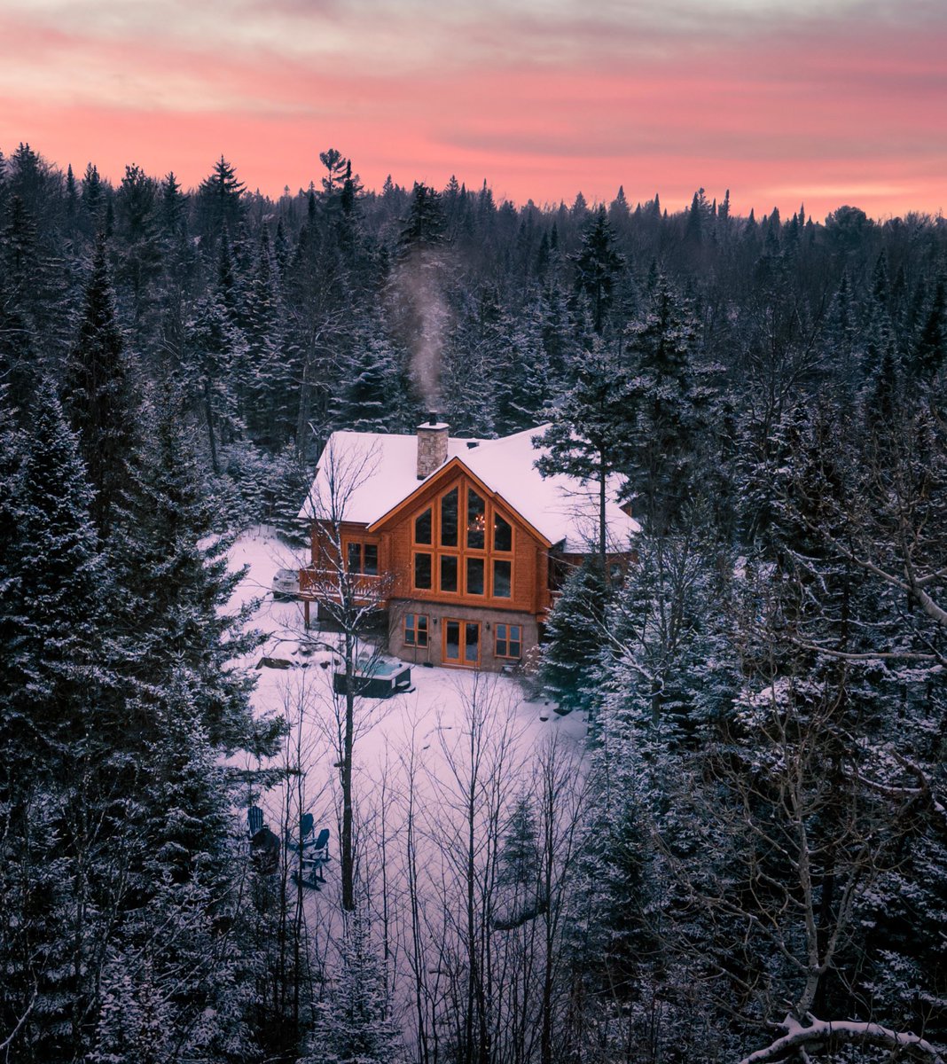 Gm, hope everyone has a creative day today! One of my fave spots to get the juices flowing is at a cabin in the woods. Drop some of your fave cabin shots below 📸