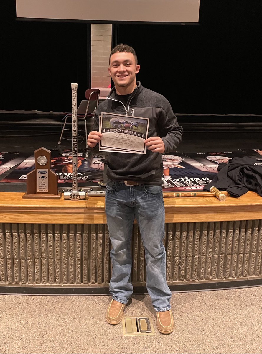 #Team38 QB Drew “Tiger” Polston set a new KHSAA State Record for “Pass Completion % For A Career.”  Polston threw 700 passes in his career, completed 517. (73.8%). That’s number one all time, in KY.
⁦<a href="/kyhighs/">Jason Frakes</a>⁩ ⁦<a href="/JoshMooreHL/">Joshua Moore ⚡️</a>⁩ ⁦@brianwkyt⁩ ⁦@CourtneyBWYMT⁩