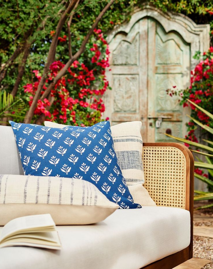 hmsouthafrica's tweet photo. We’re planning to finish that book right here today. 📚🌺 #HMHOME #summerinterior #cushions
Blue Cushion Cover: R 79,90 https://t.co/JpGVsFXeNZ