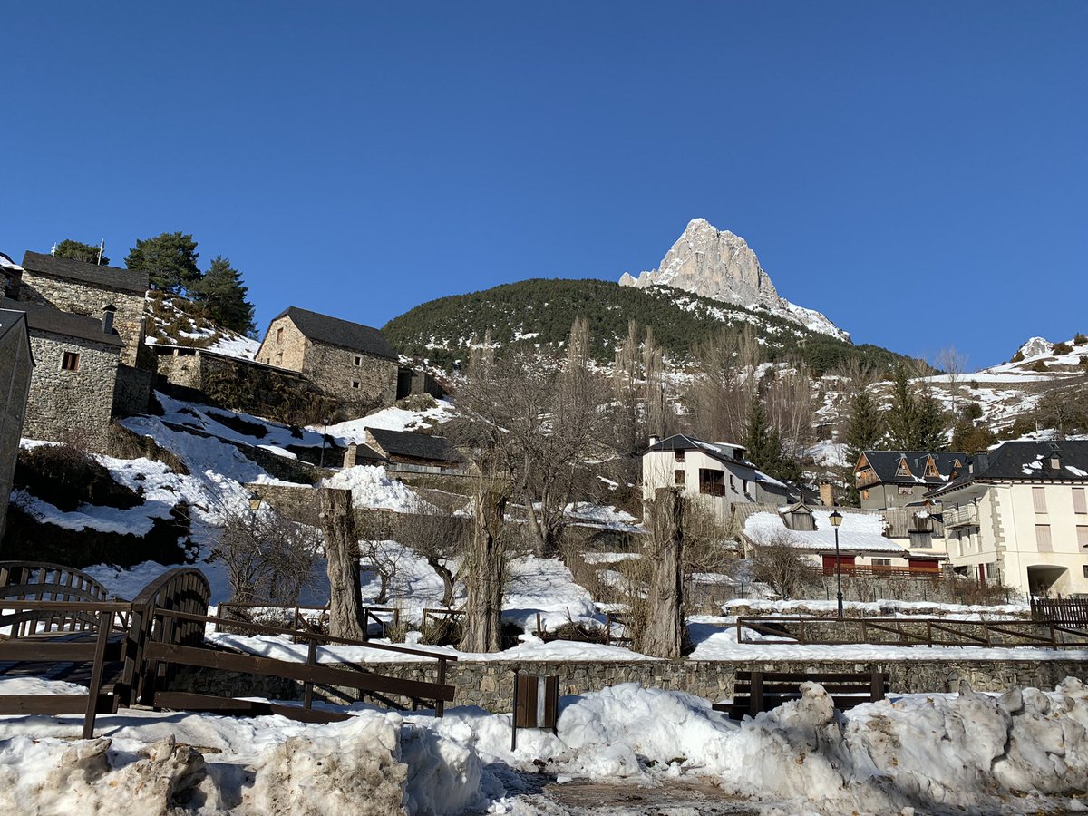 pzbaldetena's tweet photo. #salléndegalligo ……magia para los sentidos 🥰🏔☃️⛷
#modowhite #winterbeauty #piricuantohipnotizas #nosepuedesrrmaspincho
@aragonturismo @Huesca_LaMagia https://t.co/nDJTeILa5B