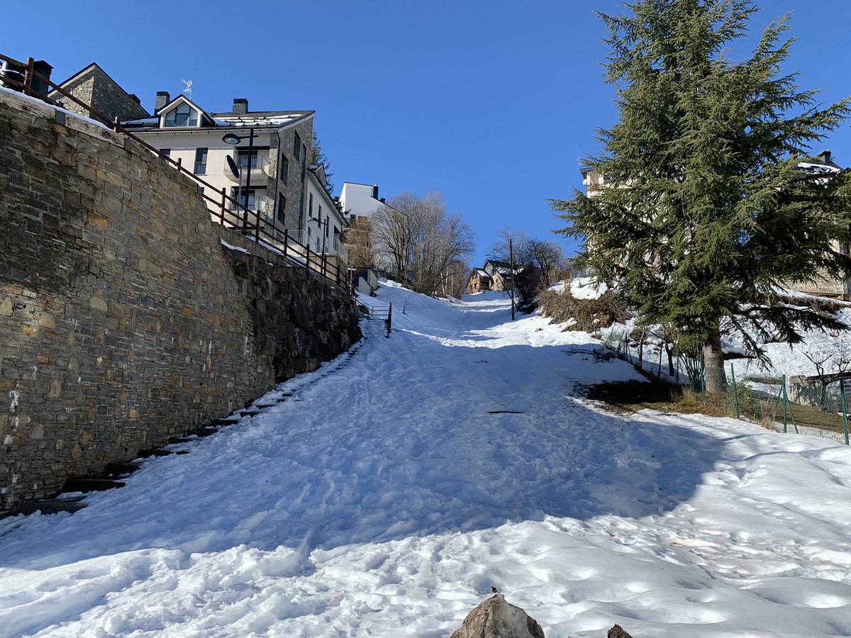 pzbaldetena's tweet photo. #salléndegalligo ……magia para los sentidos 🥰🏔☃️⛷
#modowhite #winterbeauty #piricuantohipnotizas #nosepuedesrrmaspincho
@aragonturismo @Huesca_LaMagia https://t.co/nDJTeILa5B