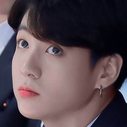 อยากพูดเรื่องตาของจองกุกอ่ะ ㅠㅡㅠ ยังไม่เคยเห็นดวงตาใครที่โตและใสกิ๊งขนาดนี้ มันดูบริสุทธิ์ ดูน่าถนอม เวลาจองกุกตั้งใจมองก็คือตาเป็นประกายวิบวับ